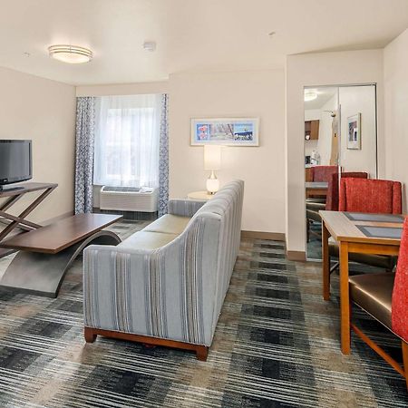 Executive Residency By Best Western Navigator Inn & Suites Everett Esterno foto
