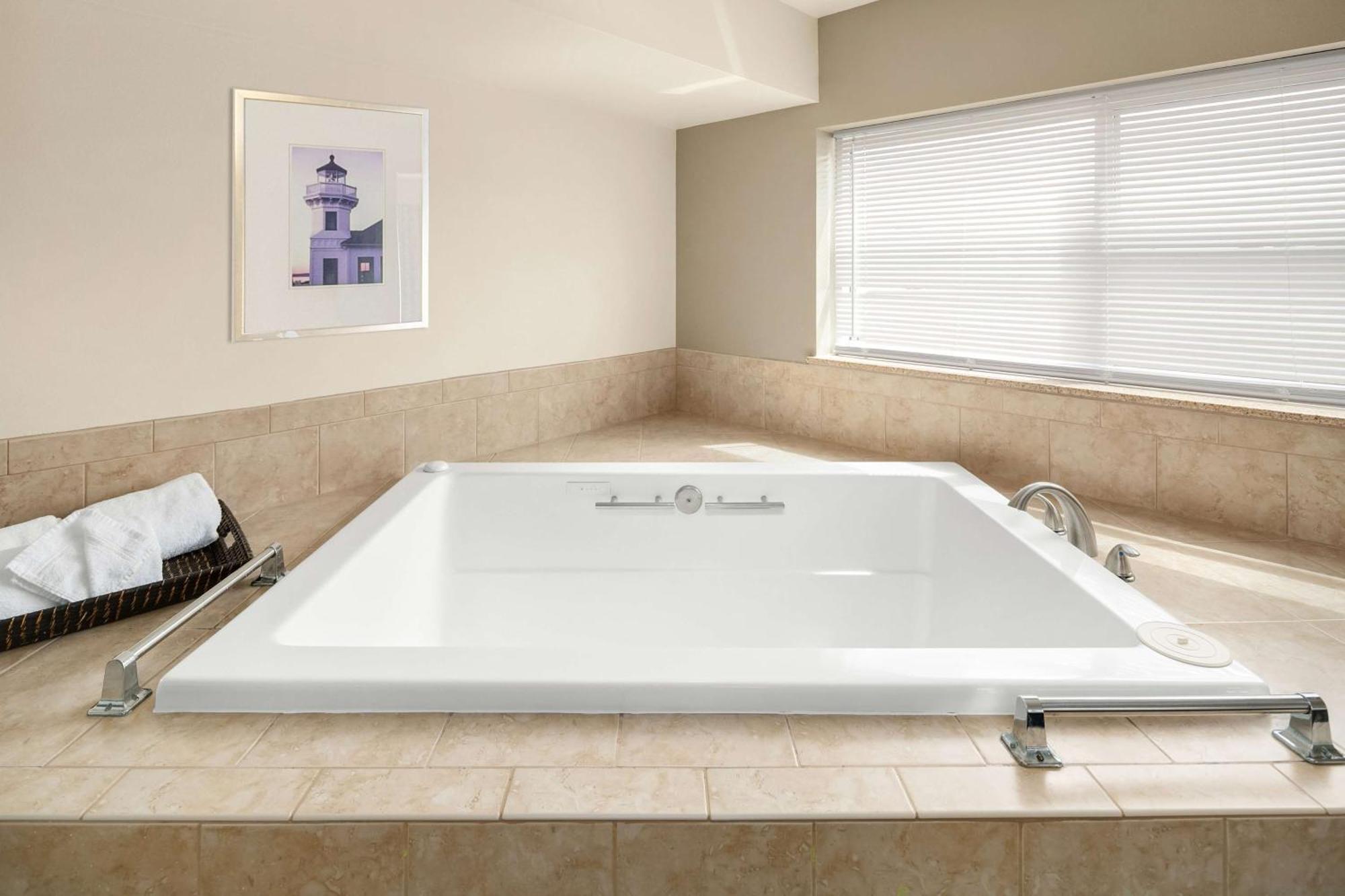Executive Residency By Best Western Navigator Inn & Suites Everett Esterno foto